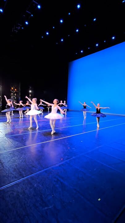 8 марта ученики Nordic Ballet выступили на исторической сцене Det Kongelige Teater — Gamle Scene.Для детей это был сильный опыт — почувствовать дыхание большой сцены, увидеть закулисье главного театра страны и на несколько минут стать частью этой живой традиции.В этот вечер мы представили сюиту на основе Лебединого озера, связанную с образом Чёрного лебедя — музыку силы, магнетизма и завораживающего напряжения, которая мгновенно захватывает сцену.Мы искренне благодарим наших учеников за труд, смелость и самоотдачу, а родителей — за доверие и постоянную поддержку.Особая благодарность организаторам Store Balletskoledag, директору Королевской балетной школы Копенгагена Anne Peyk и сотрудникам театра за внимание, заботу и профессионализм.Мы также рады были разделить эту сцену с другими балетными школами. Когда на одной сцене собирается столько молодых танцовщиков, особенно остро чувствуешь настоящую силу искусства — объединяющую и вдохновляющую.